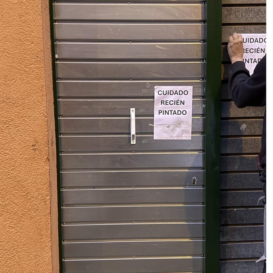 Puerta peatonal de parking reforzada